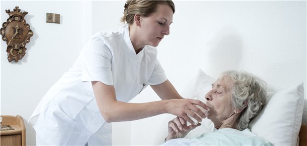 Holetschek: In Pflege droht Katastrophe Wie wird der Pflegejob wieder attraktiver? Neben ordentlicher Bezahlung müssen auch die Arbeitsbedingungen stimmen, meint Bayerns Gesundheitsminister Klaus Holetschek.