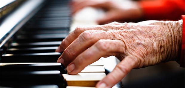 Senioren lernen Klavier für die Hirnforschung Wie wirkt sich Musizieren auf das Gehirn im Alter aus? Antwort darauf soll nun eine Studie in Hannover liefern.