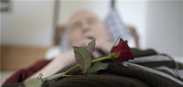 Wie wollen wir Abschied nehmen, welche Wege aus dem Leben wollen wir zulassen? Gesetze jedenfalls werden einzelnen Schicksalen selten gerecht.