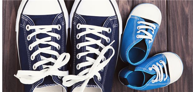 Wie zwei Paar Schuhe aus demselben Material, aber in unterschiedlicher Farbe und Größe: Mal wird die Diagnose Morbus Still bei einem Kind gestellt, mal bei einem Erwachsenen – und jeweils durchaus auch mit anderen Symptomen.