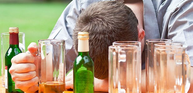 Wieder ein Rückfall: Ein Antikonvulsivum bietet Alkoholkranken eine neue Therapiechance.