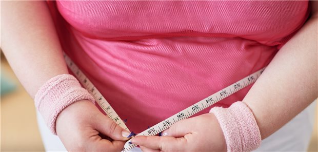 Wieder ein paar Zentimeter weniger? Eine Kombi aus GLP-1-Analogon und Lebensstilintervention könnte auch adipösen Jugendlichen helfen.