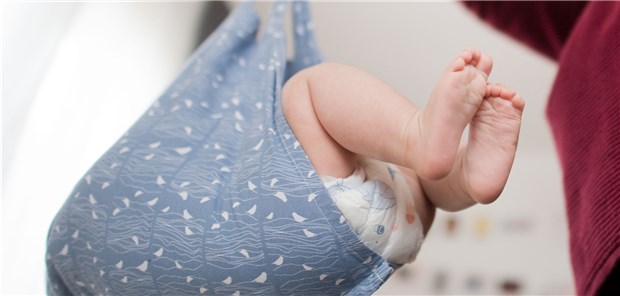 Wieder mehr Babys in Deutschland Wieder mehr los: Eine Hebamme wiegt im Rahmen der Nachsorge ein Baby (gestellte Szene). Nach Zahlen des Statistischen Bundesamtes hat 2018 die Zahl der Neugeborenen zugelegt im Vergleich zum Vorjahr.