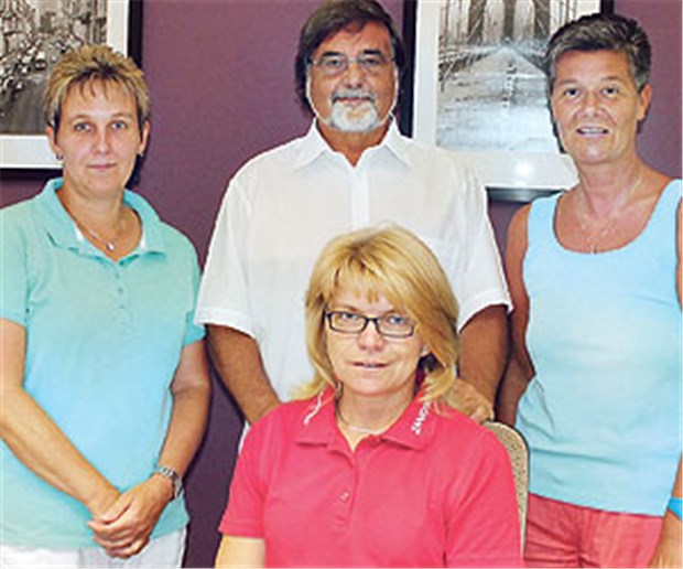'Werte sind ersetzbar' Wieder vor Ort: Dr. Karsten Reinhardt mit seinen Medizinischen Fachangestellten Peggy Schöne (vorn), Reinhild Trotzky und Annette Wissel (li.).