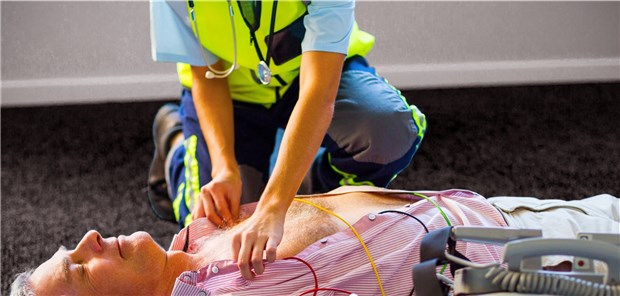 Wiederbelebung eines Patienten: Ein versehentlicher Schock durch den Defibrillator für den medizinischen Helfer ist gar nicht so selten wie bisher gedacht.