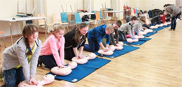 Herzdruckmassage für Grundschüler Wiederbelebung lernen an Reanimationsphantomen: Schüler aus Brandenburg zeigten vollen Köpereinsatz.