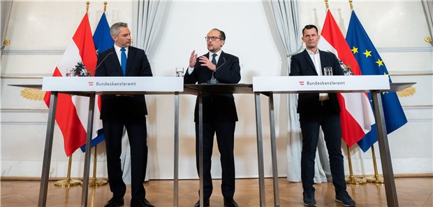 Österreich verhängt Lockdown für Ungeimpfte Wien: Österreichs Innenminister Karl Nehammer (ÖVP,links), Bundeskanzler Alexander Schallenberg (ÖVP) und Gesundheitsminister Wolfgang Mückstein (Grüne) verkünden den ab Montag geltenden Lockdown für Ungeimpfte.