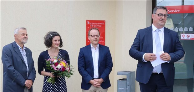 Neuer Hausarzt dank viel Engagement Wilhelm Görler, Dres. Anja und Lars Donath, Bürgermeister Volkmar Viehweg bei der Eröffnung der Praxis (v.l.).