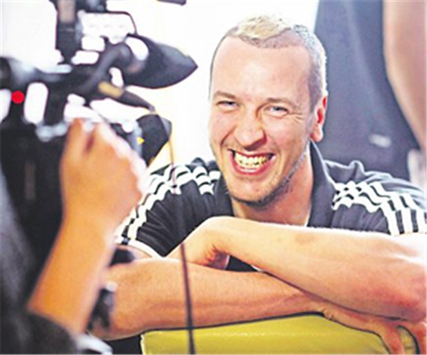 AOK bringt Hamburger Jugendliche auf Trab Will Kinder zum Training locken: Handballnationalspieler Pascal Hens vom HSV.