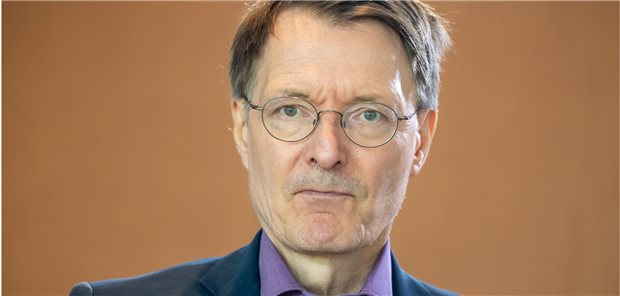 „Zur Not ohne Einigung“: Lauterbach bleibt bei Klinik-Transparenzliste hartnäckig Will Patientinnen und Patienten Qualitätsdaten zu Krankenhäusern in einer eigenen Liste zur Verfügung stellen: Bundesgesundheitsminister Karl Lauterbach (SPD).