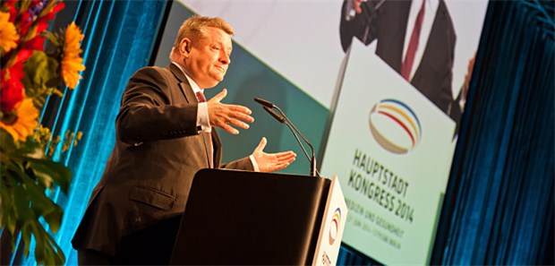 E-Health-Gesetz soll noch 2014 kommen Will anpacken: Minister Gröhe im Berliner City Cube beim HSK 2014.