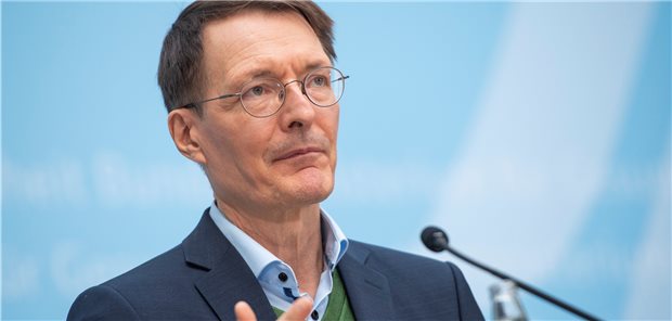 Will der Ukraine bei der medizinischen Versorgung helfen und sichert den in Deutschland ankommenden Flüchtlingen unbürokratischen Zugang zur Gesundheitsversorgung zu: Bundesgesundheitsminister Karl Lauterbach (SPD).