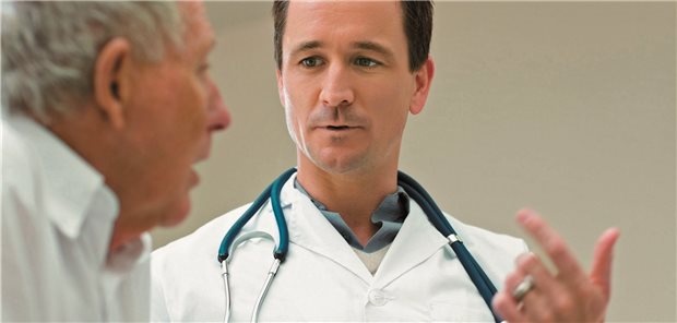 Über „letzten Strohhalm“ entscheiden Kranke selbst Will ein schwerstkranker Patient eine noch nicht anerkannte Behandlungsmethode in Anspruch nehmen, haben Kliniken erst dann einen Vergütungsanspruch, wenn der Patient sorgfältig über Risiken und Chancen der Option aufgeklärt worden ist. Klinikärzte sollten dies dokumentieren.