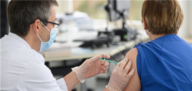 Will eine MFA sich nicht gegen COVID-19 impfen lassen, dürfen Arbeitgeber nicht ohne Weiteres eine Kündigung aussprechen. Alternativen müssen gesucht werden. (Symbolbild mit Fotomodellen)