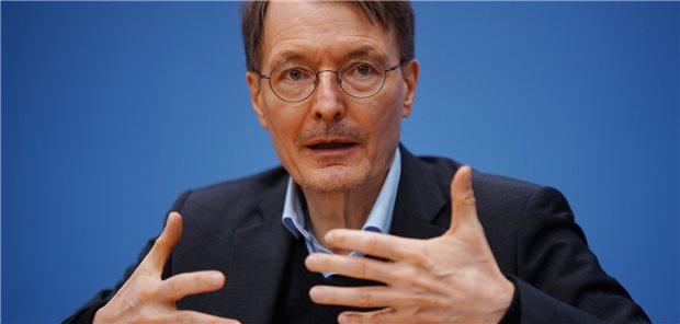 Lauterbach will Leiharbeit in der Altenpflege zurückdrängen Will hohe Gehälter für Leiharbeit in der Altenpflege deckeln: Gesundheitsminister Karl Lauterbach (SPD).