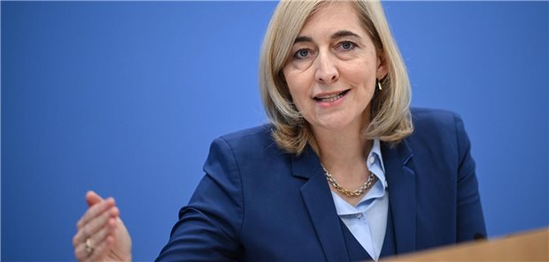 Bundesgesundheitsministerin Nina Warken bei einer Pressekonferenz.