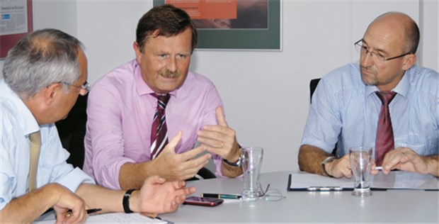 Die Kammern sollen die Versorgung steuern Will mehr Verantwortung für die Kammern: BÄK-Vize Frank Ulrich Montgomery mit Wolfgang van den Bergh (r.) und Helmut Laschet (l.)..