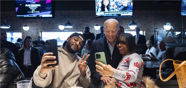 US-Präsident Joe Biden (M) macht Fotos mit Gästen des Restaurants „They Say“ in Harper Woods.