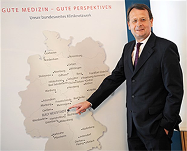 Rhön strebt weiter mit Macht in den ambulanten Sektor Will noch weiter in die Fläche: Rhön-Klinikum-CEO Wolfgang Pföhler an einer Karte seiner Klinikstandorte.