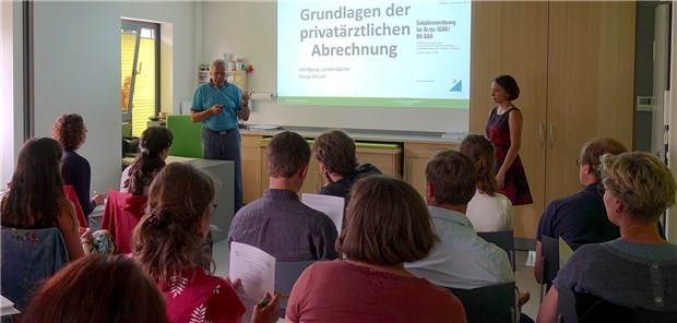 Willkommen im Praxisreich: Das Duo Dr. Wolfgang Landendörfer und dessenLeitende MFA Sonja Mizich geben Einblicke in Abrechnung und Räumlichkeiten der Praxis.