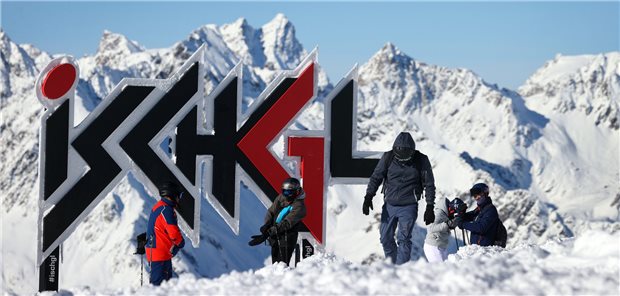 Keine Staatshaftung für Corona-Hotspot Ischgl Wintersportler stehen vor dem Ischgl-Schriftzug. Im Fall der Corona-Infektionen im österreichischen Wintersportort Ischgl hat nun auch der Oberste Gerichtshof (OGH) in Wien eine Klage eines erkrankten Touristen auf Schadenersatz abgewiesen.