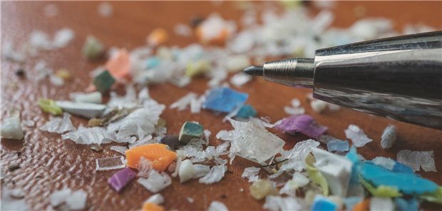 Winzig kleine Plastikstücke mit einer Größe von weniger als fünf Millimetern werden als Mikroplastik bezeichnet.
