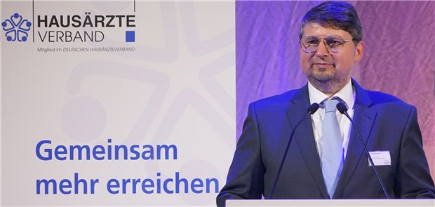 „Wir bieten der Politik und der Bevölkerung eine bessere Versorgung in der Teampraxis an. Das muss dann aber auch honoriert werden“, fordert Dr. Wolfgang Ritter, Vorsitzender des Bayerischen Hausärzteverbands.
