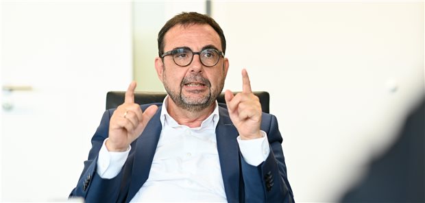 Bayerns Gesundheitsminister wirbt für steuerfinanziertes Pflegezeitgeld „Wir brauchen eine solche Lohnersatzleistung, die es ähnlich dem Elterngeld ermöglicht, sich für einen bestimmten Zeitraum um die Pflege eines nahen Angehörigen zu kümmern“, so Bayerns Gesundheitsminister Klaus Holetschek
