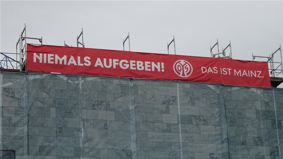 "Wir folgen dem Banner am Mainzer Rathaus", versprach Dr. Norbert Smetak, "wir k...