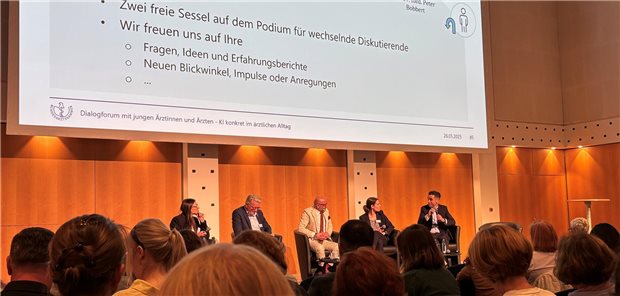 „Wir haben jetzt, 2025, die Chance, dieses Thema anzugehen und mitzugestalten“, sagte Berlins Ärztekammer-Präsident PD Dr. Peter Bobbert (rechts) beim „Dialogforum mit jungen Ärztinnen und Ärzten“ der BÄK in Leipzig. Mit auf dem Podium saßen (v.l.): Dr. Carina Vorisek (Berlin Institute of Health at Charité), Dr. Michael Müller (ALM) , Hamburgs Ärztekammer-Präsident Dr. Pedram Emami und Allgemeinmedizinerin Dr. Julia Fritz. 