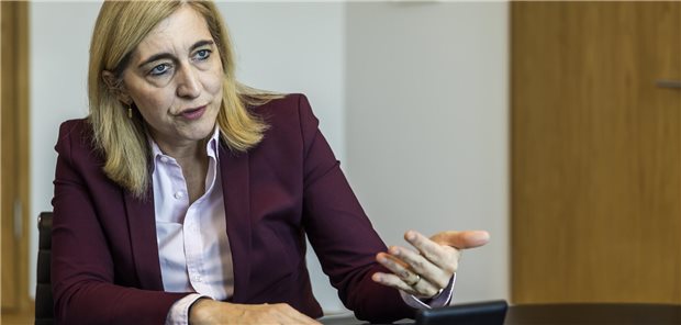 Bundesgesundheitsministerin Nina Warken im Gespräch in ihrem Büro im Bundesgesundheitsministerium in Berlin.