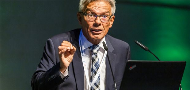 Psychiatrische Versorgung: Höhere Kosten sind kein K.o.-Kriterium „Wir können noch an kleinen Schräubchen drehen, aber die Grundidee trägt“: G-BA-Chef Professor Josef Hecken zur berufsübergreifenden, koordinierten Versorgung im Rahmen des NPPV-Projekts.
