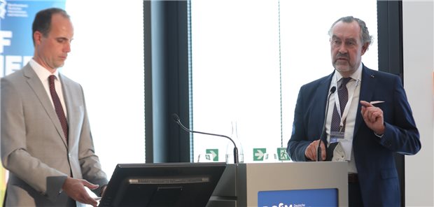 „Wir können viel erreichen, wir können mit viel Geld zusätzliche Hausarztsitze generieren, trotzdem fehlen die Kolleginnen und Kollegen, die sich für diesen Weg entscheiden, dann an anderer Stelle“, sagte KVNo-Vize Dr. Carsten König (rechts), bei einer Diskussionsrunde mit dem Gesundheitsminister aus Rheinland-Pfalz, Clemens Hoch.