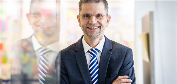 „Wir können zwar buchstäblich jede Zelle und viele molekulare Prozesse abbilden, verfügen aber noch nicht über die (künstliche) Intelligenz und Rechnerleistung, um daraus gesicherte diagnostische Aussagen abzuleiten. Das wird wohl noch eine Weile so bleiben“, sagt DGIM-Kongresspräsident Professor Ulf Müller-Ladner.
