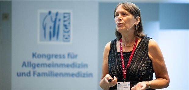 Primärversorgung: „Die Zeit der Ein-Doktor-Show ist vorbei, wir brauchen Teams!“ „Wir schaffen das, auch wenn es nicht einfach wird.“ Maria van den Muijsenbergh am 29. September 2023 bei der 57. DEGAM-Jahrestagung in Berlin.