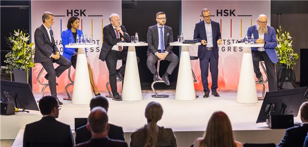 „Wir sehen einen eiskalten Strukturwandel, dass uns Angst und Bange wird“, sagte Professorin Henriette Neumeyer, stellvertretende Vorsitzende der DKG in einer Diskussionsrunde zu den Ergebnissen des Krankenhaus-Rating-Reports. Auf dem Podium (v.l.): Dr. Sebastian Krolop, Professorin Henriette Neumeyer, Dr. Wulf-Dietrich Leber, Dr. Adam Pilny, Professor Boris Augurzky und Dr. Uwe K. Preusker.
