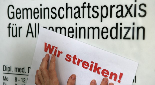 Ärzte planen bundesweit Nadelstiche Wir streiken! Bundesweite Praxisschließungen wird es kaum geben.