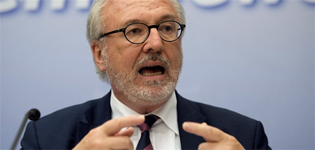 Marburger Bund sucht die Konfrontation „Wir tun alles, damit dieser Verfassungsbruch nicht Realität wird!“ MB-Chef Rudolf Henke, CDU-Bundestagsabgeordneter, legt sich mit der Regierung an.