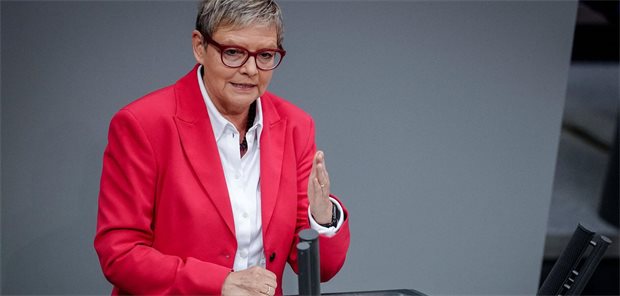SPD-Abegordnete Sabine Dittmar im Bundestag bei einer Rede.