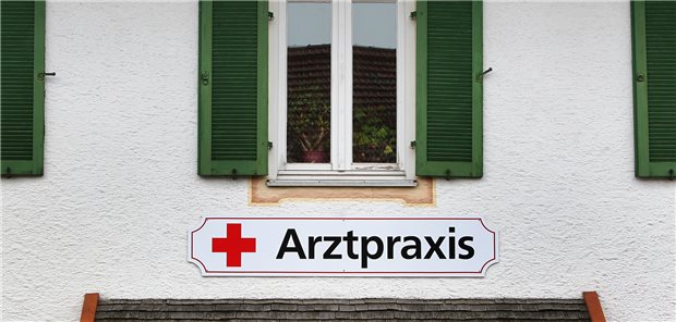 „Wir werden unsere Praxen schließen, wenn unser Budget ausgeschöpft ist“, heißt es in einem offenen Brief, den die Vorsitzende der Vertreterversammlung der KV Berlin an Lauterbach verfasst hat.