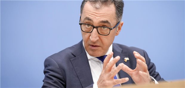 Özdemir: Müssen Werbung für ungesunde Kinderlebensmittel „dringend regulieren“ „Wir wollen die Kinder schützen, wir wollen gleichzeitig die Eltern stärken“: Ernährungsminister Cem Özdemir (Bündnis 90/Die Grünen) am Freitag bei der Bundespressekonferenz.