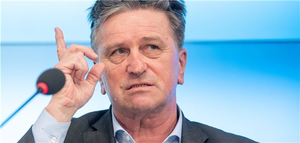 Baden-Württemberg will Feldversuch zu Corona-Impfregister starten Wir wollen nicht länger warten und selbst aktiv werden, kommentiert Landesgesundheitsminister Manfred Lucha (Bündnis 90/Die Grünen) die Pläne für ein Impfregister.