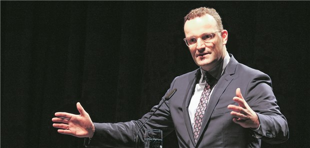 Spahn wirbt um Dialog – auch ohne Mikrofon Wirbt um Dialog, wenn nötig auch ohne Mikrofon und im Dunkeln: Gesundheitsminister Jens Spahn. Michaela Illian
