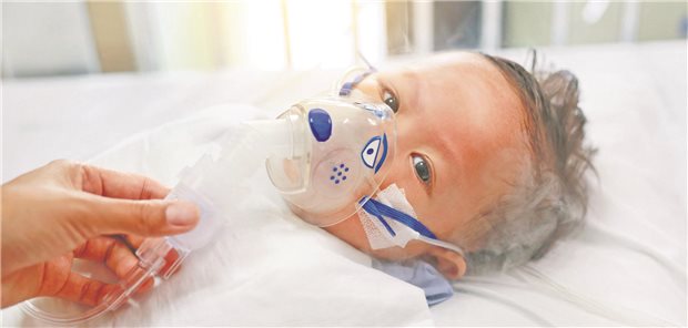 Wird Nirsevimab bei gesunden Säuglingen verordnet, die sich formal in der zweiten RSV-Saison befinden, handelt es sich laut KBV de jure um einen Off-Label-Use. Beyfortus könne daher bei gesunden, noch nicht einjährigen Kindern in der zweiten Saison nicht zu Lasten der GKV verschrieben werden.