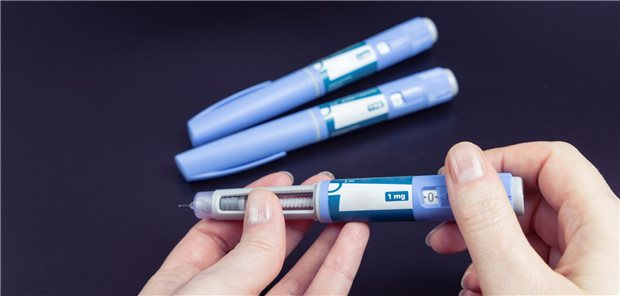 Injektionsstift auf dunklem Hintergrund zur Verabreichung von Semaglutid bei Diabetikern mit pAVK.