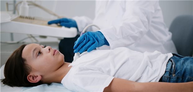 Wird bei Kindern ein Schilddrüsenkarzinom entdeckt, gilt es den Nutzen und die Risiken einer anschließenden Strahlentherapie genau abzuwägen. (Symbolbild mit Fotomodell)