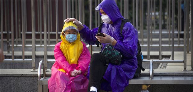 Maskenpflicht im Bus als ein Ausstiegskriterium? Wird das Tragen von Schutzmasken auch in Deutschland bei der Nutzung von Busssen Pflicht, wie hier bei den chinesischen Fahrgästen in Wuhan?
