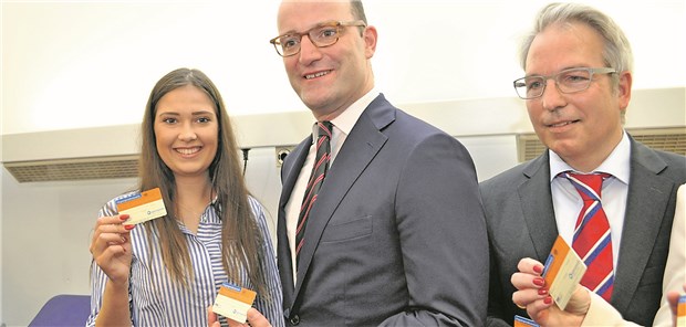Spahn befeuert Debatte über die Widerspruchslösung Wird der Organspendeausweis künftig überflüssig? Noch im Frühsommer warb Jens Spahn (Mitte) gemeinsam mit Patientin Karin Kukshaus und dem Leiter des UKSH-Transplantationszentrums Professor Felix Braun für den Ausweis.