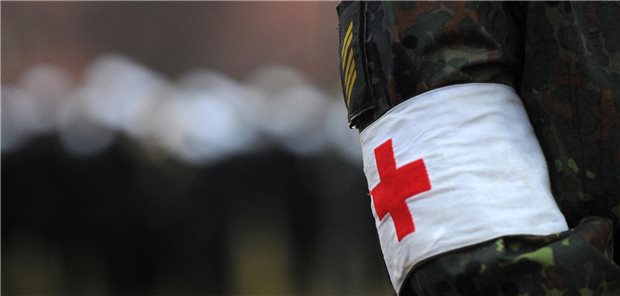 Soldat mit Armbinde mit rotem Kreuz