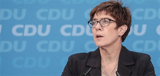Spahn überzeugt, Kramp-Karrenbauer gewinnt Wird die neue CDU-Parteivorsitzende: Annegret Kramp-Karrenbauer. Sie setzte sich gegen ihre Mitbewerber Friedrich Merz und Jens Spahn durch.